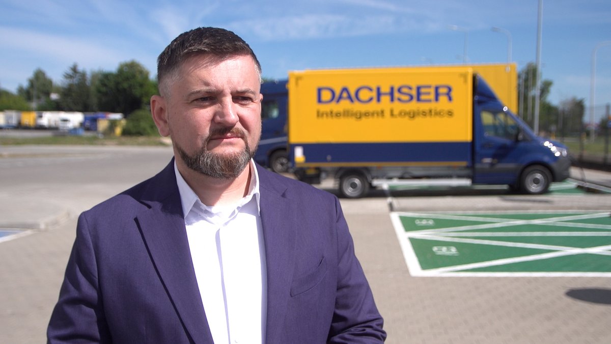 Dostawy elektrykiem w centrum Warszawy. DACHSER wprowadził do Polski swój bezemisyjny program.

tiny.pl/hxqj05k9

<a href="/dachser_news/">DACHSER</a> #WojciechMikołajczuk #SewerynZawko #JoannaKowalska