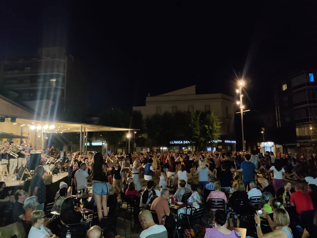 🔴 SARDANES A LA FRESCA

La plaça de la Sardana es va omplir de gom a gom un dilluns més per acollir la segona jornada del cicle "Sardanes a la fresca" d'aquest 2025, organitzat per <a href="/acf_olesa/">ACF Olesa Sardanista</a>. 

Ahir amb la Cobla <a href="/laLlobregat/">CoblaLaLlobregat</a> i amb la barítona de la mà de l'olesà Jordi Campos.