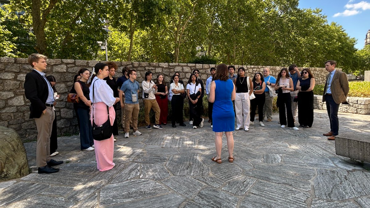 USUNESCO's tweet image. 🎓 Last week, we welcomed 25 @UTAustin global affairs students to @UNESCO HQ in Paris for a hands-on look at U.S. multilateral diplomacy in action. From peacebuilding to careers in foreign service, these future leaders got a front-row seat to global problem solving.