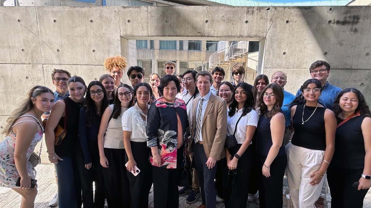 USUNESCO's tweet image. 🎓 Last week, we welcomed 25 @UTAustin global affairs students to @UNESCO HQ in Paris for a hands-on look at U.S. multilateral diplomacy in action. From peacebuilding to careers in foreign service, these future leaders got a front-row seat to global problem solving.