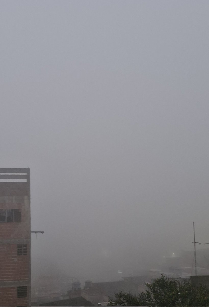um_pouco_Oliver's tweet image. Vei.. que isso mano sp virou silence hills agora??? Nao dava para ver o final da rua mano kkkkk
