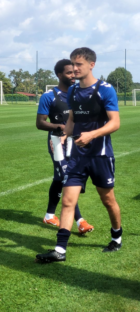 _PassioNey's tweet photo. Vital Nsimba, ce matin au Haillan. 
L'ancien joueur des Girondins s'est entraîné avec le groupe.

Alors qu'il n'est plus sous contrat avec le Maccabi Haïfa, il a demandé de se préparer physiquement avec le groupe de N2. 

#FCGB #Girondins #Nsimba