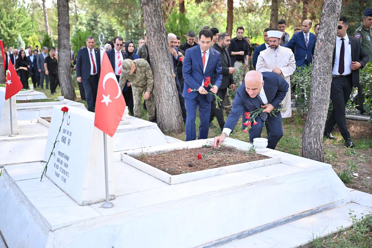 Dicle Üniversitesi (@dicleuni1973) on Twitter photo Rektörümüz Prof. Dr. Kamuran Eronat, Diyarbakır Valisi Murat Zorluoğlu ile askeri, adli ve mülki erkanla birlikte 15 Temmuz Demokrasi ve Millî Birlik Günü’nde, vatan uğruna can veren aziz şehitlerimizi kabirleri başında dualarla andı.
#15Temmuz
#ŞehitlerÖlmez 🇹🇷
<a href="/kamuraneronat/">Kamuran Eronat</a> Rektörümüz Prof. Dr. Kamuran Eronat, Diyarbakır Valisi Murat Zorluoğlu ile askeri, adli ve mülki erkanla birlikte 15 Temmuz Demokrasi ve Millî Birlik Günü’nde, vatan uğruna can veren aziz şehitlerimizi kabirleri başında dualarla andı.
#15Temmuz
#ŞehitlerÖlmez 🇹🇷
<a href="/kamuraneronat/">Kamuran Eronat</a>