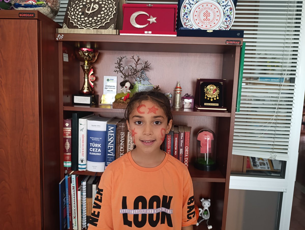 🇹🇷 15 Temmuz Demokrasi ve Milli Birlik Günü etkinliklerimiz kapsamında ilçe Müftülüğü Nevin Gökçek Yaz Kursu öğlen grubu öğrencilerine yönelik,İletişim Başkanlığı tarafından paylaşılan kısa filmler ile Ben ve Babam-Vatan filmi gösterimi yapılıp yüz boyaması etkinliği düzenlendi.