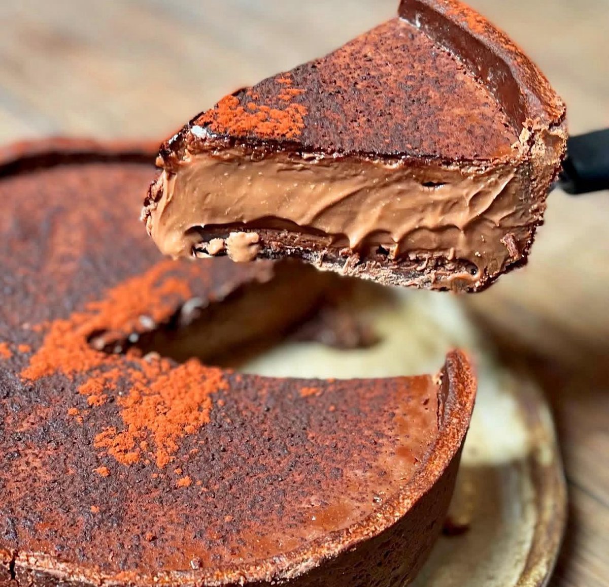 andresmadrigalg's tweet image. Tarta de chocolate cremosa.
Para la base.
150g de galleta María troceada casi en polvo
85g de mantequilla en pomada
1 cucharada de cacao en polvo
Mezclar los 3 componentes hasta obtener una masa homogénea y distribuirla en un molde desmontable de 20cm de diámetro por 6 de…