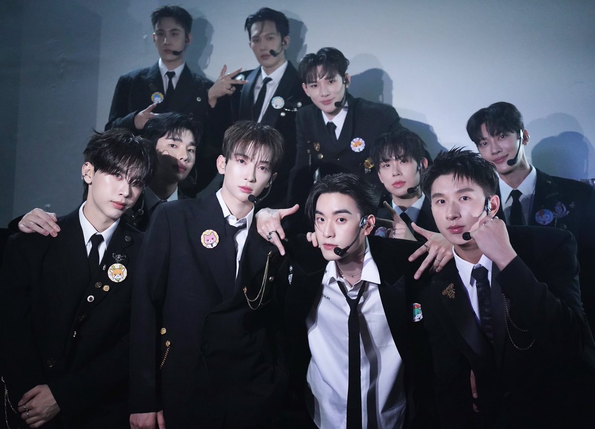 talaylayyo's tweet photo. Together, as a team #BoysLostinThailand https://t.co/HAw8g7NvJG