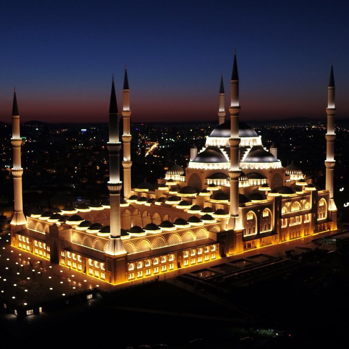 Türkiye'deki tüm camilerde bu gece saat 00.13'te sela okunacak ve minarelerin ışıkları sabaha kadar açık kalacak.
