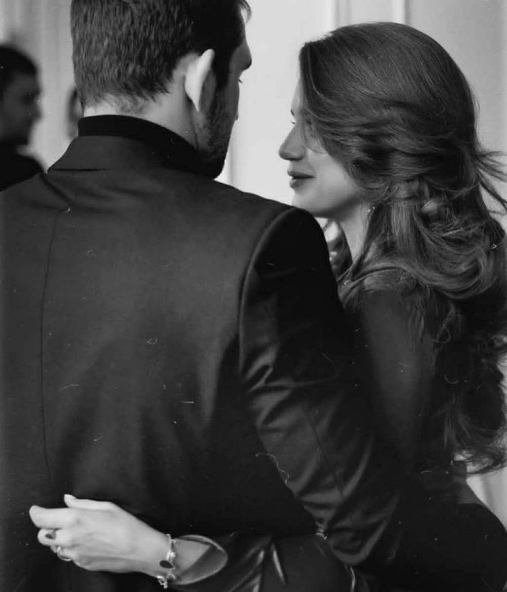 و إن إختلف توقيتي عن توقيتك ..
يكفيني أن قلبي تغذا بـ الحب معك ..
فـ أصبح  نبضي لا يرقص
إلا على مواعيدك ..

#غرامي_أجمل