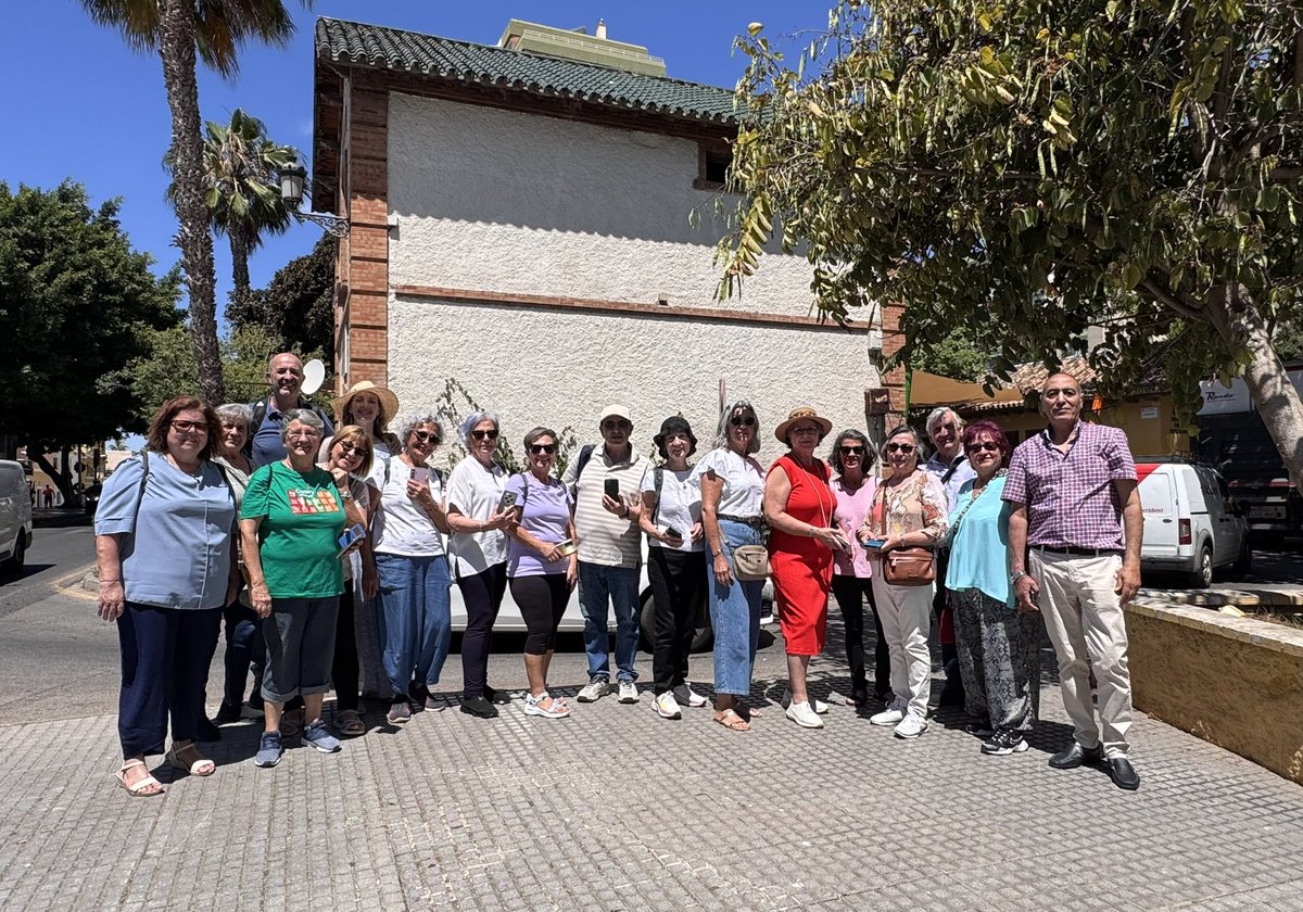 pozo_mariano's tweet image. Cuántas ganas de aprender y vivir la fotografía de la mano de la @escuelaf22 y @FundUnicaja por parte de los miembros de la Asociación Mayores en Activo de El Palo.