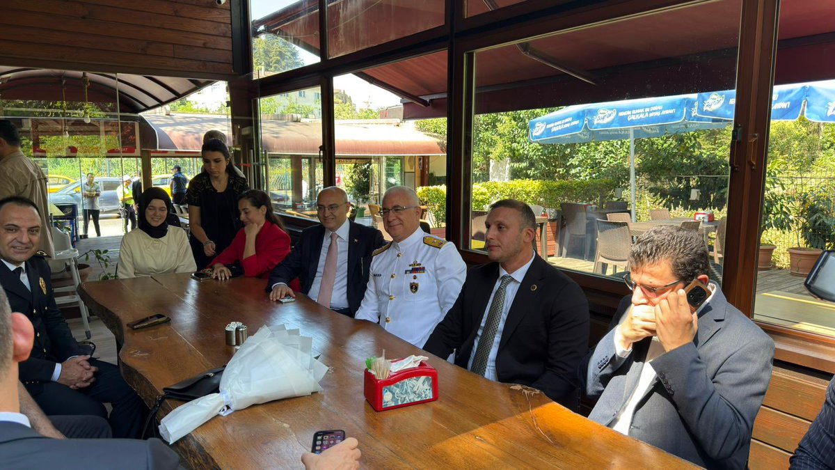 mhpbeykoz's tweet photo. İlçe Başkanımı Emre ÇÖMLEKÇİ ve Yöneticilerimiz, Beykoz Kaymakamımız, Deniz Boğaz Komutanımız, İlçe Emniyet Müdürümüz ve Beykoz Müftümüzle birlikte Beykoz’umuzun #15Temmuz Şehîdi Murat AKDEMİR’in kabrindeki anma töreni sonrasında değerli ailesine ziyârette buludular. 

@_MHPistanbul_ @sertel_selim @YasarKaba17 @Emrecomlekcii 

@tcbeykoz 
@furkmezer