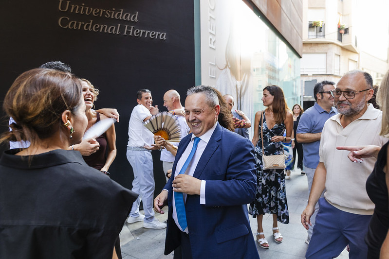 prensaUCHCEU's tweet photo. Reencuentro CEU: el campus de Elche @uchceu celebra las Bodas de Plata de las promociones 1998-1999 y 1999-2000 con 90 antiguos alumnos de Derecho y ADE.
#AlumniCEU #CEUElche #BodasDePlata #Reencuentro https://t.co/JYVZt2QSac