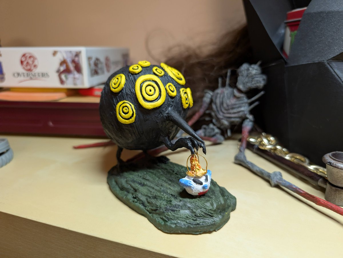 Stroumpf_'s tweet image. My Big Bird and Punshing Bird sculpture from #LobotomyCorporation and #LibraryOfRuina by #ProjectMoon ! 馃彯馃悿
About same as last time but the body of the big bird made around a tennis ball ! And the punishing bird is also there to hide a third "leg" with the lantern and hand 馃悾