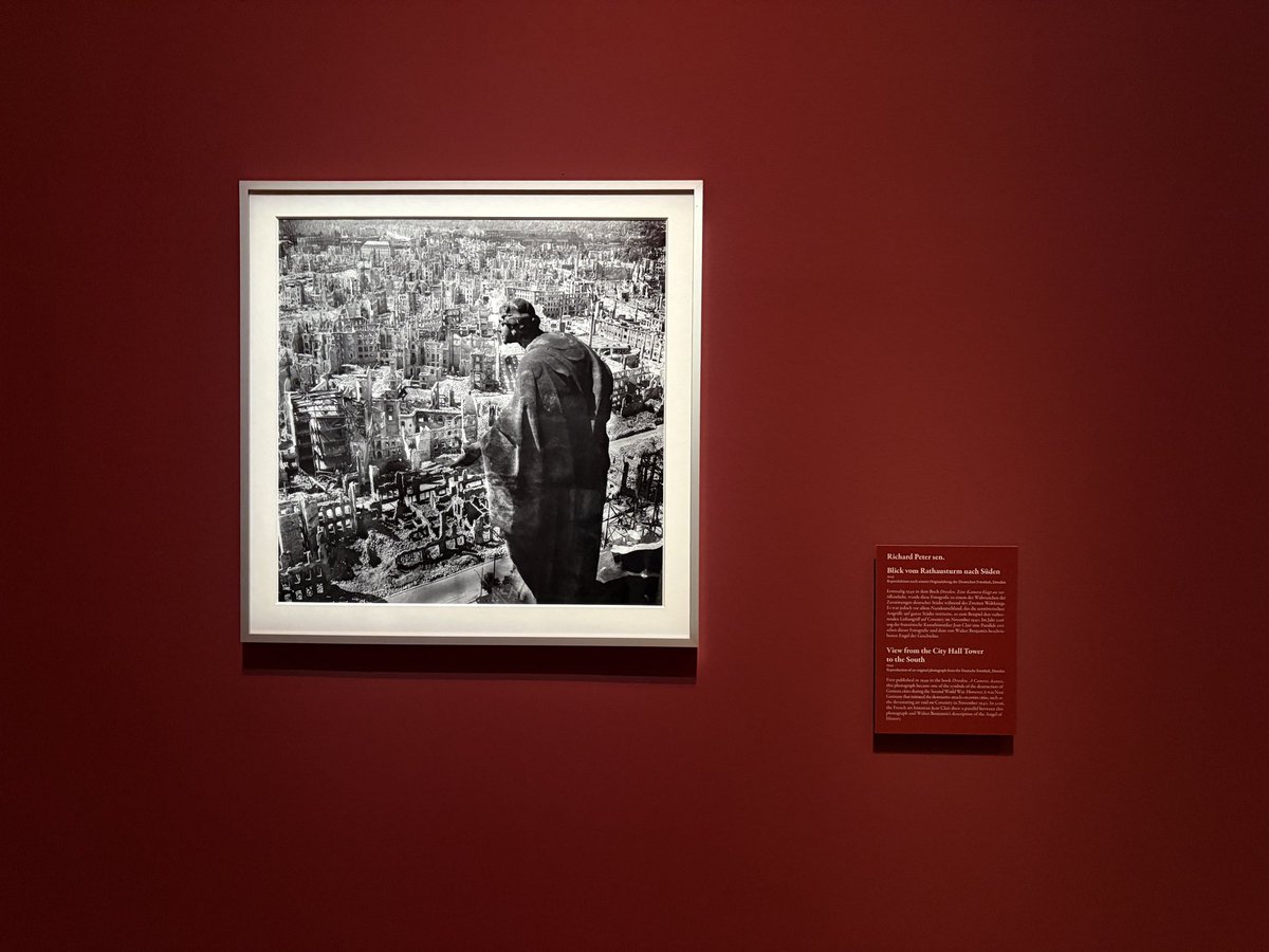 ggantisemitism's tweet image. Im #Bodemuseum eine Ausstellung zu dem Engel. Allerdings irritierend, da aus der Erfahrung des im NS-Verfolgten jüdischen Deutschen Benjamin eine rein deutsche Leidensgeschichte gestrickt wird. 

Soll hier der #Holocaust entjudet werden und Auschwitz durch Dresden ersetzt werden?