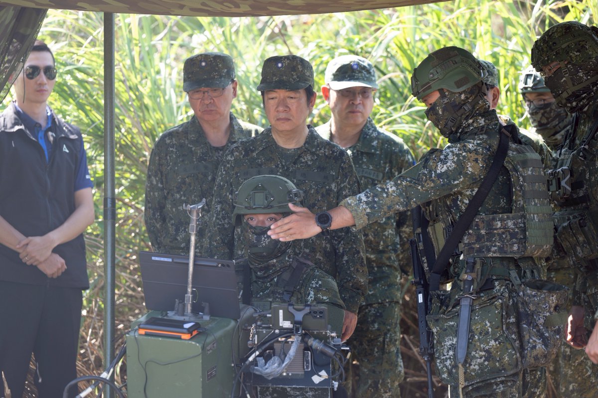 ChingteLai's tweet image. On the ground today to observe the ongoing #HanKuang exercises. To strengthen #Taiwan's defenses against amphibious landings, our troops are utilizing the latest technologies & weapons systems in tight coordination — boosting deterrence with increased agility & mobility.