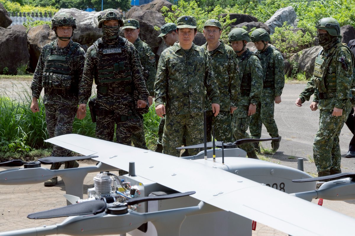 ChingteLai's tweet image. On the ground today to observe the ongoing #HanKuang exercises. To strengthen #Taiwan's defenses against amphibious landings, our troops are utilizing the latest technologies & weapons systems in tight coordination — boosting deterrence with increased agility & mobility.