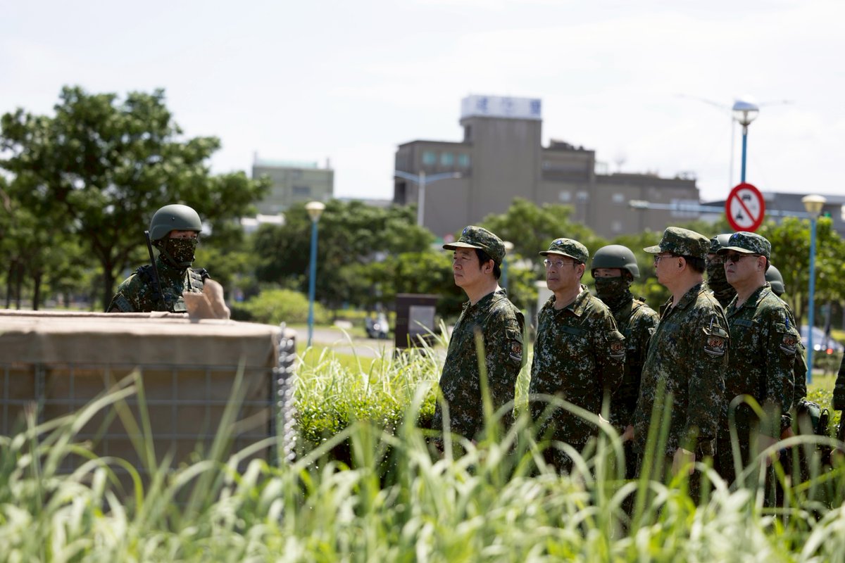 ChingteLai's tweet image. On the ground today to observe the ongoing #HanKuang exercises. To strengthen #Taiwan's defenses against amphibious landings, our troops are utilizing the latest technologies & weapons systems in tight coordination — boosting deterrence with increased agility & mobility.