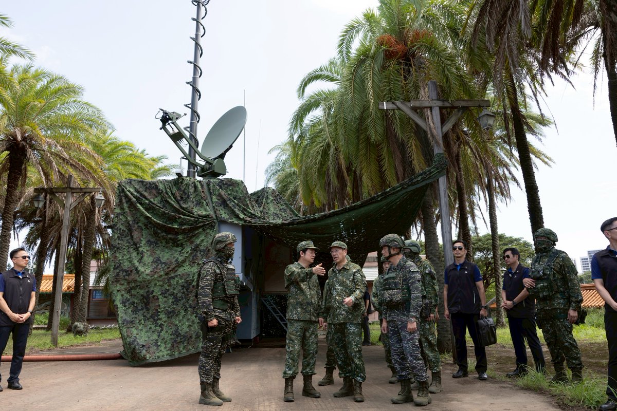 ChingteLai's tweet image. On the ground today to observe the ongoing #HanKuang exercises. To strengthen #Taiwan's defenses against amphibious landings, our troops are utilizing the latest technologies & weapons systems in tight coordination — boosting deterrence with increased agility & mobility.