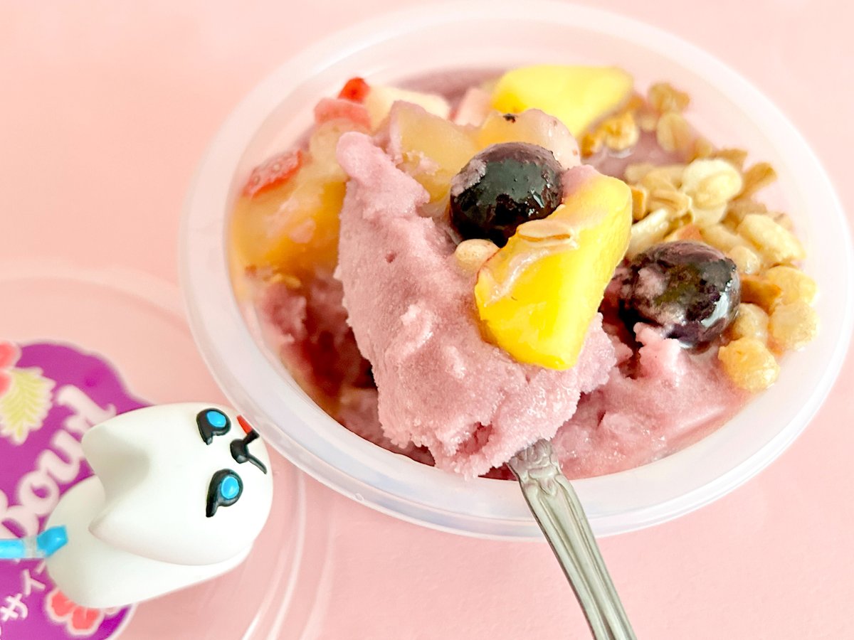 doorfumi2018's tweet image. 【食べたぜ】ファミマ新発売の「アサイーボウルアイス」をハントしたぜ!
アサイーかき氷の上に、フルーツやバナナソース、グラノーラをトッピング。かき氷はなめらかな食感で、トッピングと混ぜ合わせて食べるのにぴったり。さっぱり&ひんやりな味わいが最高なんだぜ。
#オヤツハント