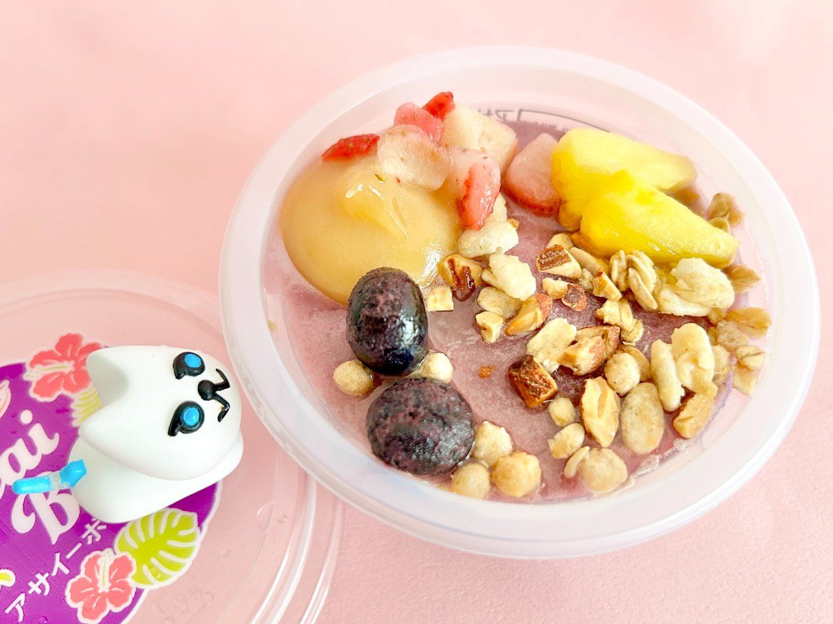 doorfumi2018's tweet image. 【食べたぜ】ファミマ新発売の「アサイーボウルアイス」をハントしたぜ!
アサイーかき氷の上に、フルーツやバナナソース、グラノーラをトッピング。かき氷はなめらかな食感で、トッピングと混ぜ合わせて食べるのにぴったり。さっぱり&ひんやりな味わいが最高なんだぜ。
#オヤツハント