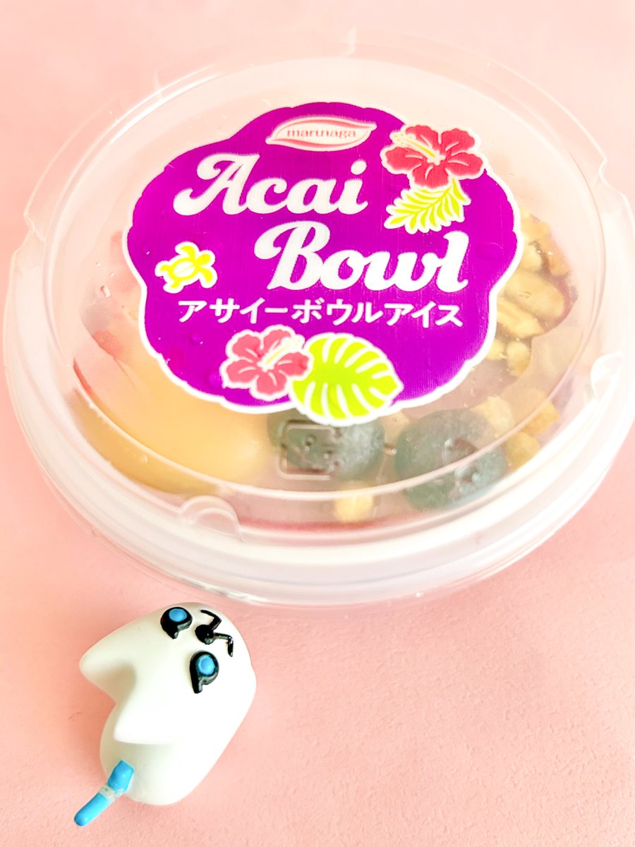 doorfumi2018's tweet image. 【食べたぜ】ファミマ新発売の「アサイーボウルアイス」をハントしたぜ!
アサイーかき氷の上に、フルーツやバナナソース、グラノーラをトッピング。かき氷はなめらかな食感で、トッピングと混ぜ合わせて食べるのにぴったり。さっぱり&ひんやりな味わいが最高なんだぜ。
#オヤツハント