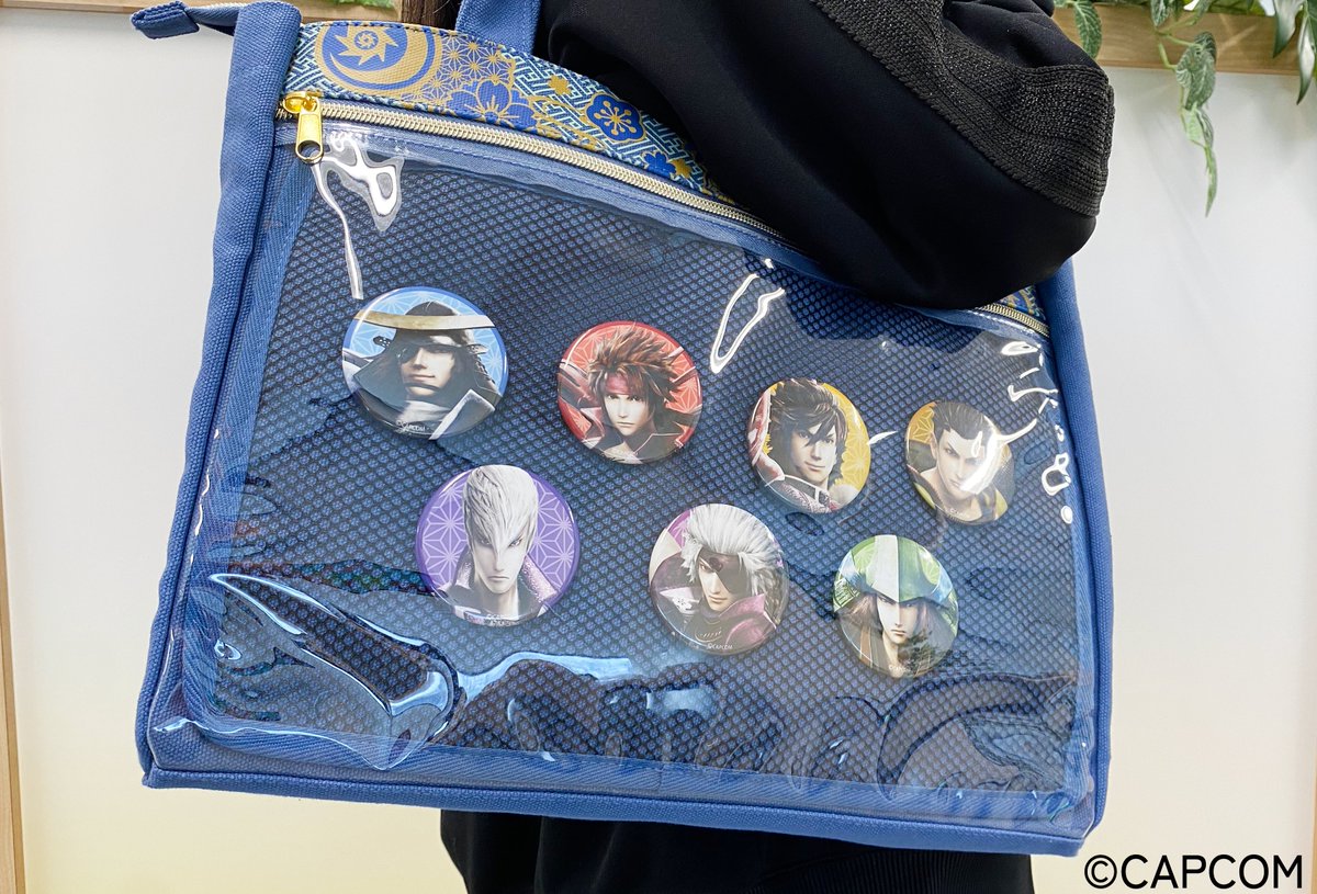 Capcom_capkuji's tweet image. 【サンプル紹介】
『#戦国BASARA』くじ
企画担当スンスンです🗿
「S賞:推し活バッグ」のサンプルをご紹介‼
缶バッジ20個がセットになっているので
届いたその日から推し活ができます❤️
※付属する缶バッジは1種類のみです
くじの購入はこちら☟
capcom-capkujionline.com/lp/sengokubasa…
#カプくじ #推して参る