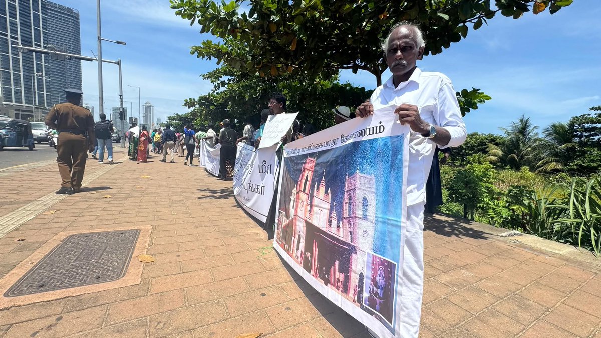"Release our ancestral lands back to us"
Over 100 landowners from Valikamam, #Jaffna, held a peaceful protest near the Presidential Secretariat today demanding the return of their ancestral lands occupied by the Sri Lankan state. 

#LandRightsNow #lka #srilanka