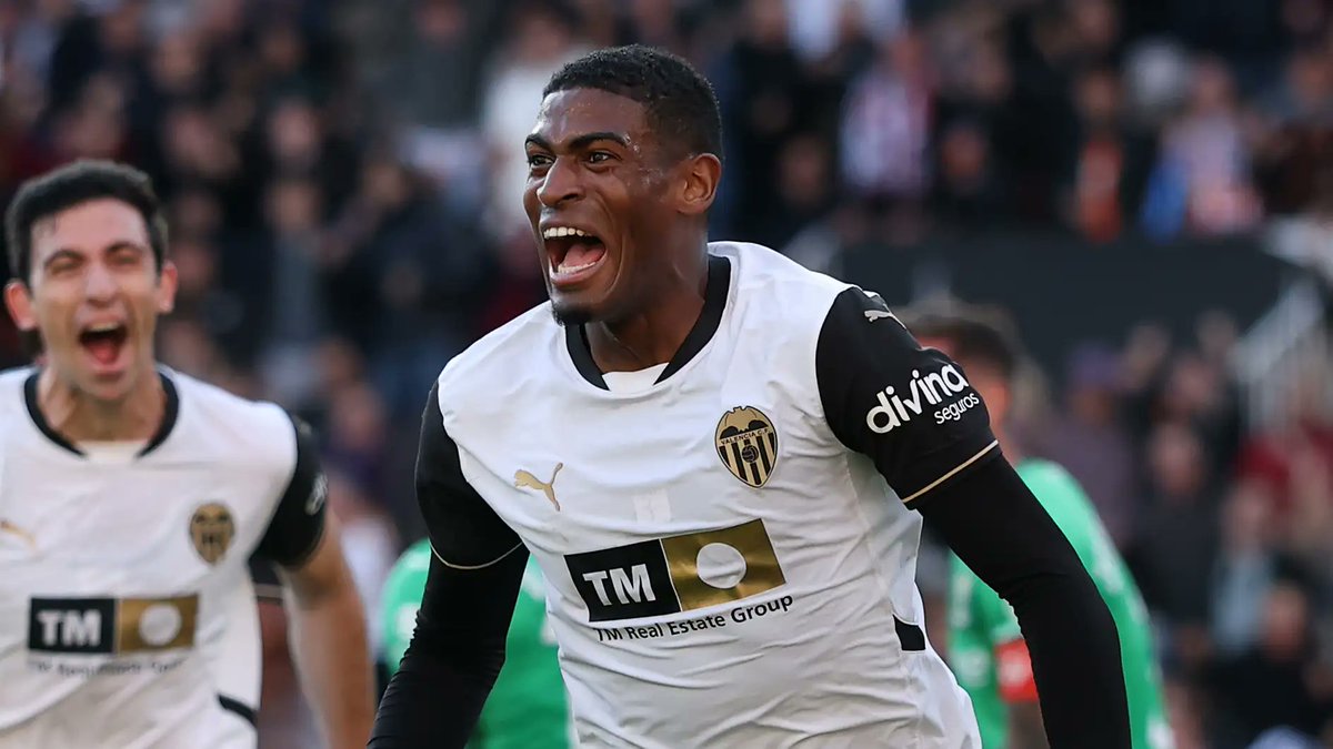 SkySportsLyall's tweet image. Cristhian Mosquera to arrive in England and begin a medical with #ArsenalFC today ahead of completing £13m+ move from #Valencia. Noni Madueke did his medical yesterday. More on @SkySportsNews and here: skysports.com/football/live-…