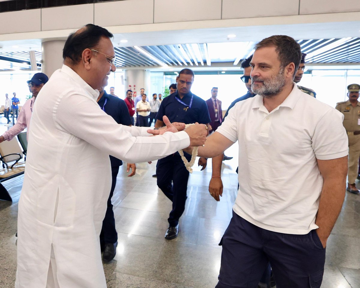 नेता विपक्ष श्री <a href="/RahulGandhi/">Rahul Gandhi</a> जी लखनऊ एयरपोर्ट पर....

#RahulGandhi