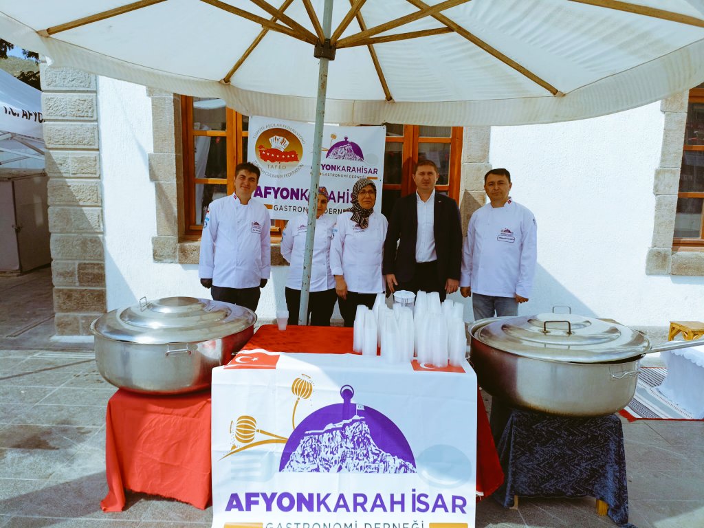 15 Temmuz Demokrasi ve Milli Birlik Günü etkinlikleri kapsamında Zafer Meydanında Valiliğimiz himayesinde faaliyet gösteren Afyonkarahisar Gastronomi Derneğinin standını ziyaret ettik.

#15Temmuz 
#ZaferinAdıTürkiye🇹🇷