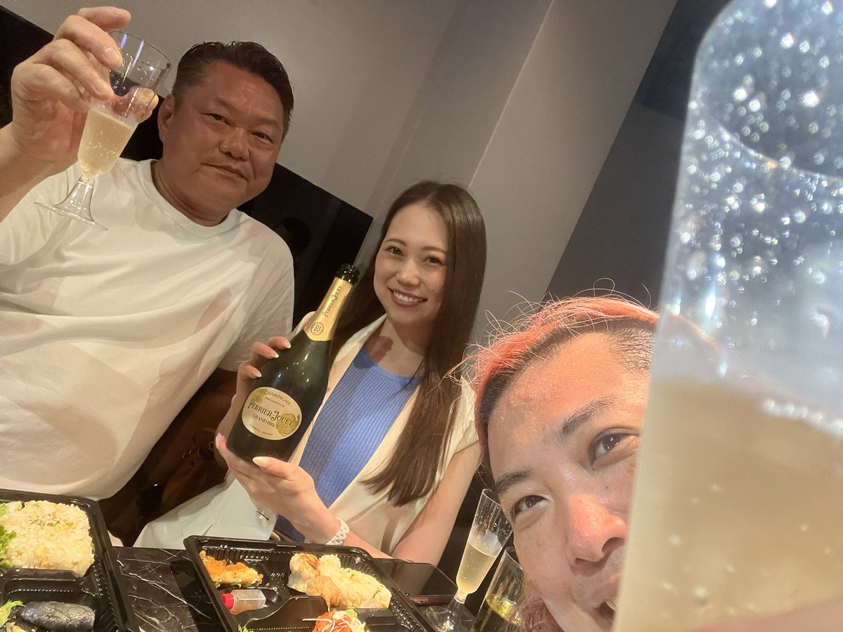 octopus9ball's tweet photo. いつも応援して頂ける皆様のおかげで、わたくし #清水基嗣 47から48へと新たなステージに足を踏み入れる事が出来ました！

47ラストは北新地でシャンパンにハイボール、テキーラにケーキまで頂き感謝感激！

皆様、これからもよろしくお願い致します！

https://t.co/JtuQ1qP0jP

#pw_secretbase https://t.co/w2ZLzBeSLy