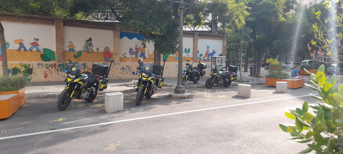 La <a href="/policialocalvlc/">PoliciaLocalValència</a> no viene a la supermanzana a multar coches mal aparcados, pero viene a almorzar en el bar y aparcan en zona peatonal. Y se vuelven a ir haciendo como que no ven los coches mal aparcados. En lugar de la solución parece que son parte del problema <a href="/AjuntamentVLC/">Ajuntament València</a>