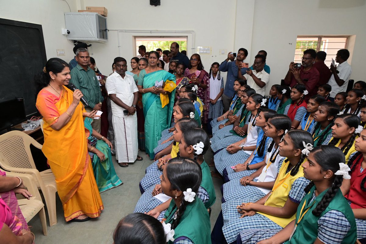 KanimozhiDMK's tweet image. கோவில்பட்டி அரசு மகளிர் மேல்நிலைப் பள்ளியில் இன்று, மாணவர்களின் திறன் மேம்பாட்டிற்கான கட்டணமில்லா AI பயிற்சித் திட்டத்தை தொடங்கி வைத்தேன்.
இந்நிகழ்வில் அமைச்சர் திருமிகு. @geethajeevandmk, மாவட்ட ஆட்சியர் திரு. இளம்பகவத், மேயர் திரு. @Jeganperiyasami உள்ளிட்டோர் பங்கேற்றனர்.