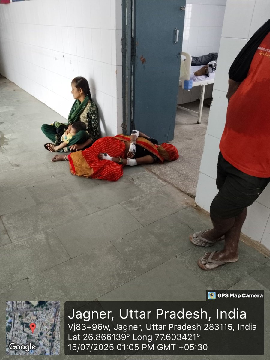 manojpaudwal11's tweet photo. जगनेर सामुदायिक स्वास्थ्य केंद्र की अर्थव्यवस्था चरम पर, एक्सीडेंट होने पर "उपचार" के लिए पति-पत्नी को जगनेर सामुदायिक स्वास्थ्य केंद्र पर लाया गया,डॉक्टरो ने घायल पत्नी को "उपचार" दे कर जमीन पर ही छोड़ दिया!! @DhsAgra @myogiadityanath #Agradm https://t.co/7EwcFwfkqo