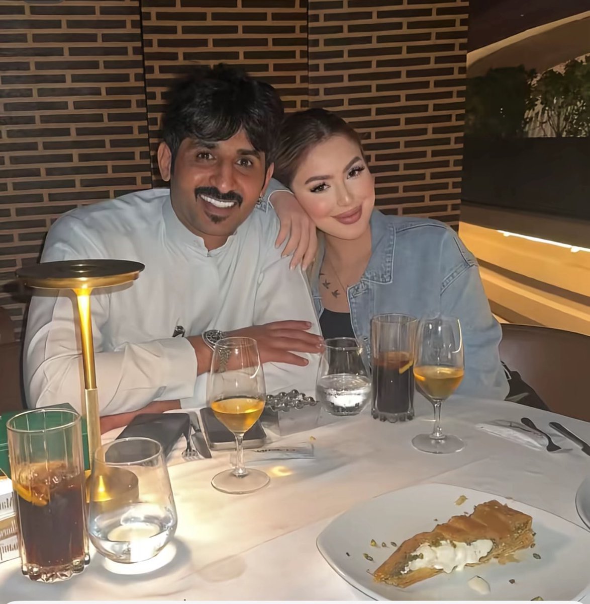 بس الغشيم والماعده عقل يصدك مسرحية هذولة الثنين ، هذولة متفقين مسبقا سوو هاي التمثيلية لغرض الطشة لان يعرفون المجتمع يحب التفاهات والفضايح بالنهاية هم الي ربحو وصعدو حساباتهم باتفاق من الطرفين .. ولذلك نطالب بوضع حد حازم لهاي النماذج الي شوهت صورة العراق ...