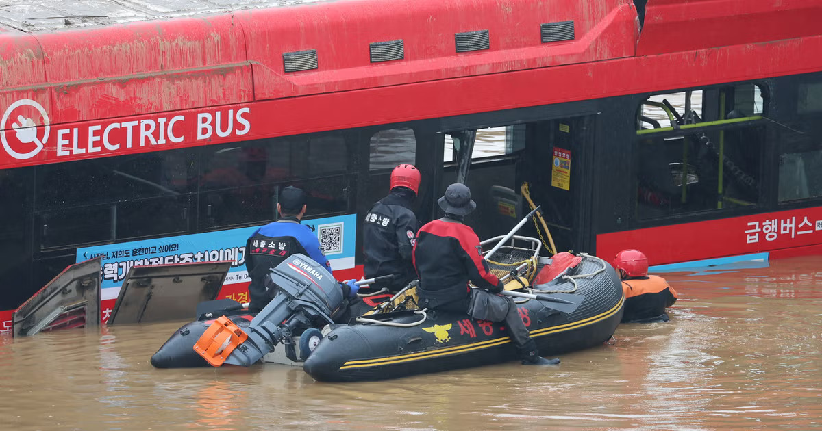 BashoreForOhio's tweet image. 🕯️ July 15, 2023: Remembering the 14 lives lost in the Osong underpass bus flood, two years ago today.
What happened in Cheongju Gungpyeong was a human disaster. It was the result of negligence, poor planning, and a no longer distant climate crisis.
삼가 고인의 명복을 빕니다