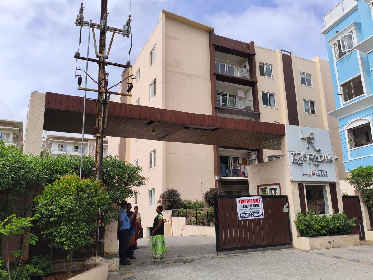Photos from ACB raid at the Banjara Hills residence of retired Engineer-in-Chief (Irrigation Department) Muralidhar Rao.

#ACBRaids #BanjaraHills #Hyderabad #DisproportionateAssets #Corruption