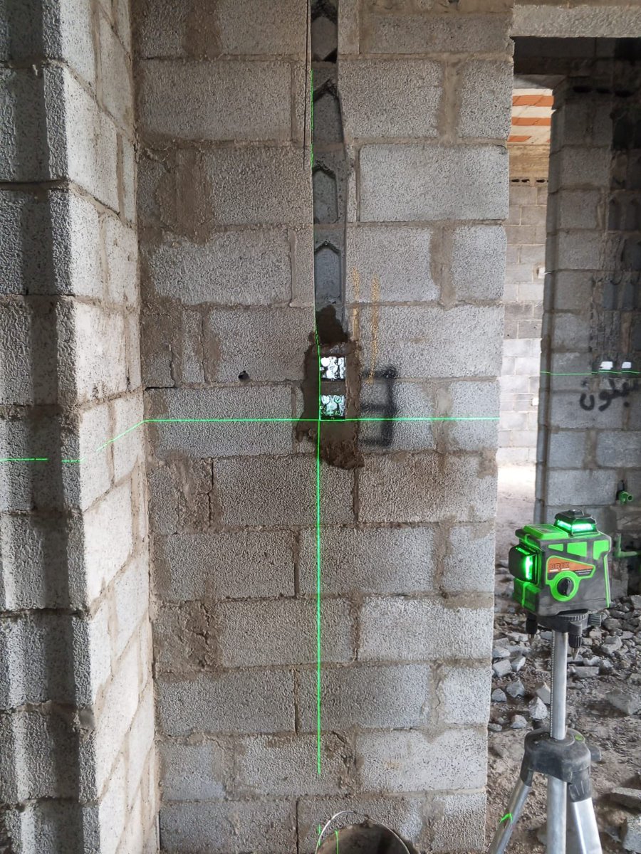 في أعمال الكهرباء ⚡️ احرص على التالي:

1️⃣ أكثر من عدد الأفياش في المطبخ حسب تصميم الدواليب.
2️⃣ استخدم الصاروخ لقص البلوك بدل التكسير العشوائي.
3️⃣ لا تخلط تمديد الأفياش مع الإضاءة، كل له خط مستقل.
4️⃣ مدّد خط خاص للفرن، وخط للسخان، وخط للمجفف، وكلها مع خط أرضي.