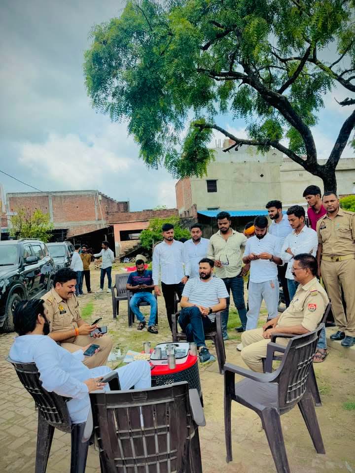 VEERU SINGH 𝕏 (@veerusinghup) on Twitter photo वाराणसी आंदोलन से वाराणसी का प्रशासन इतना डर गया है कि मेरे घर को पुलिस छावनी बना दिया है..
इतना मेहनत अगर अपराधियों के लिए किया होता तो ये दिन देखना ही नहीं पड़ता..
वाराणसी पुलिस ने तो 48 घंटे का समय लिया है न्याय करने के लिए..
<a href="/Karnisenaindia/">करणी सेना भारत 𝕏</a> वाराणसी आंदोलन से वाराणसी का प्रशासन इतना डर गया है कि मेरे घर को पुलिस छावनी बना दिया है..
इतना मेहनत अगर अपराधियों के लिए किया होता तो ये दिन देखना ही नहीं पड़ता..
वाराणसी पुलिस ने तो 48 घंटे का समय लिया है न्याय करने के लिए..
<a href="/Karnisenaindia/">करणी सेना भारत 𝕏</a>
