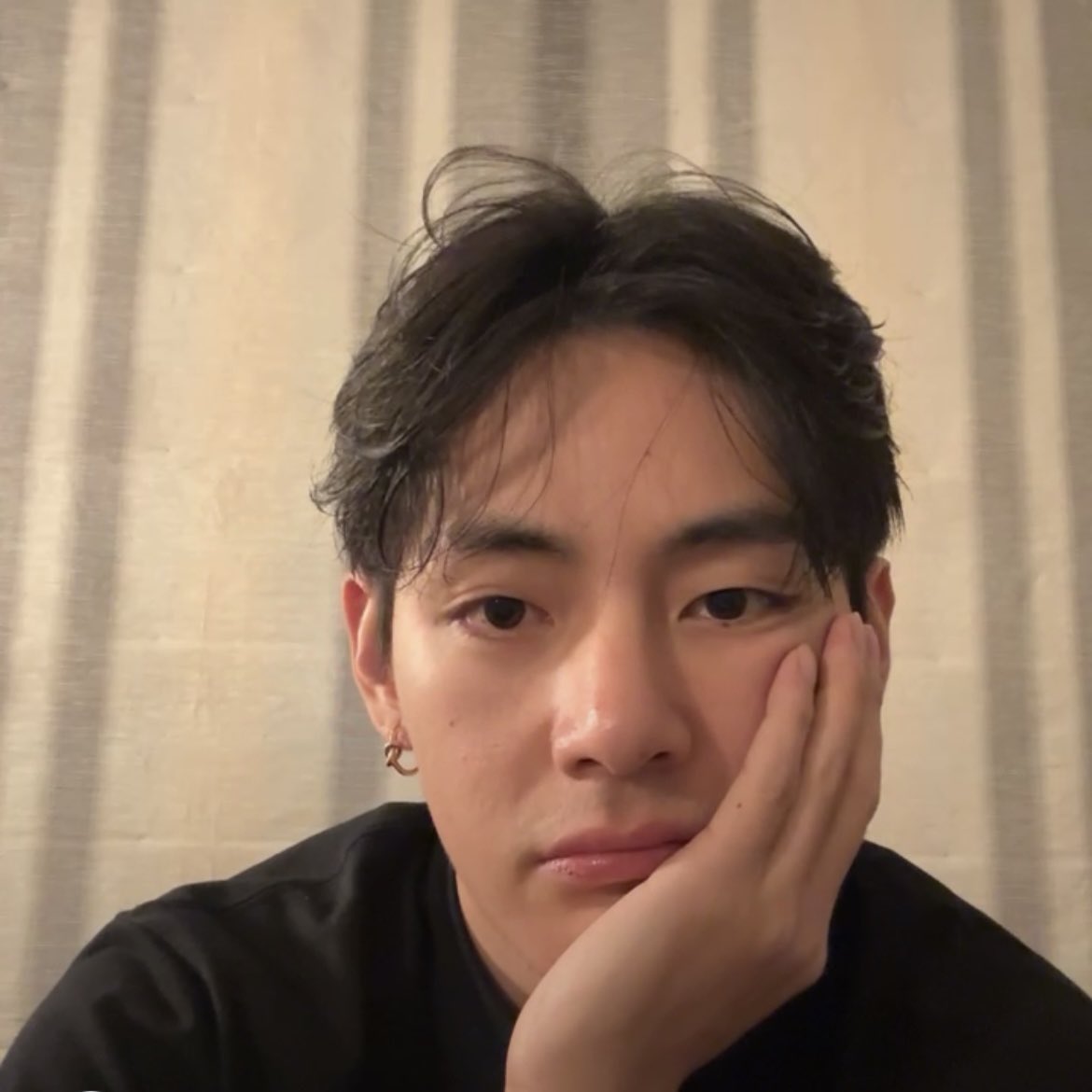 7ArcsAndSins's tweet image. Taehyung sweetie go head & turn on the comments for us, cause I’m just sitting here like… #v