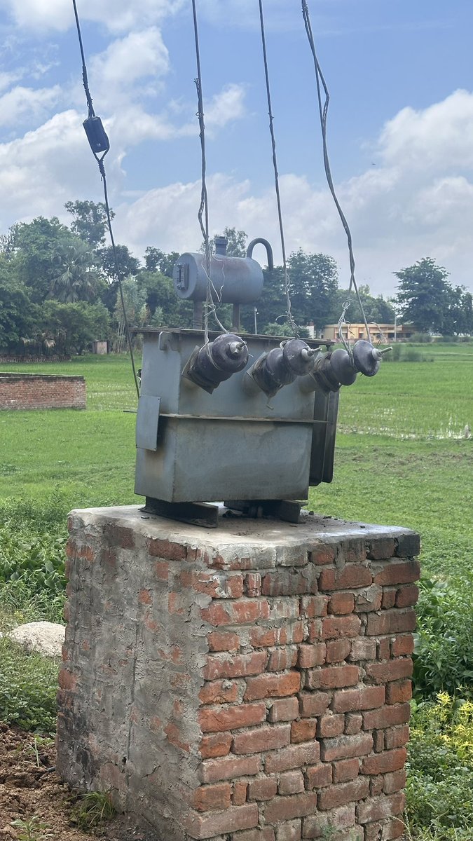 azamshekh25's tweet photo. @UPPCLLKO @CMOfficeUP @dmdeoria  सबस्टेशन मदनपुर मुहल्ला शेख टोल ज़िला देवरिया , पिछले दस दिन से ट्रांसफार्मर जला हुआ है अभी तक कोई समाधान नहीं हुआ। 
आज़म शेख मोबाइल नम्बर: 6306147324 https://t.co/zFl9utK9Mi