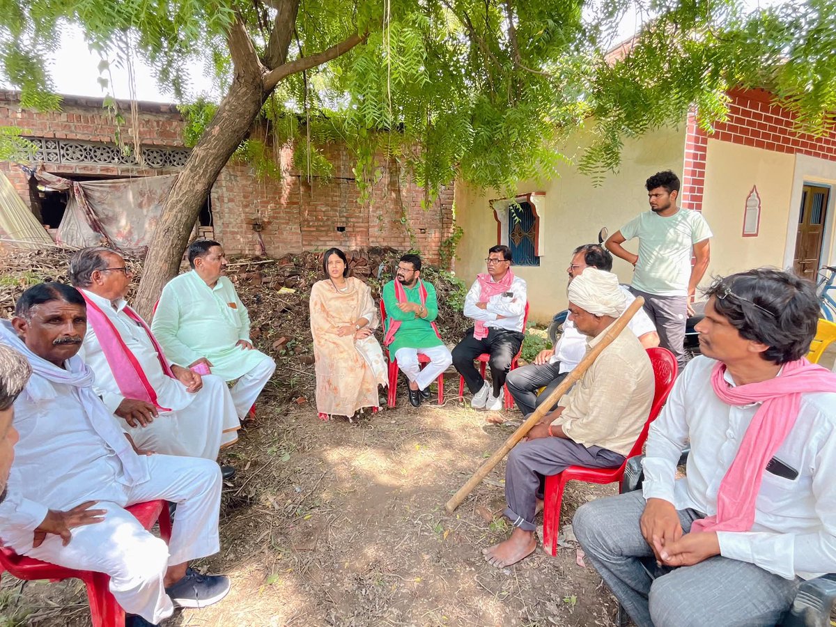 PriyaSarojMP's tweet image. कल मड़ियाहूं विधानसभा क्षेत्र के अंतर्गत बलभद्रपुर (चकमनी) गांव में विद्युत विभाग की लापरवाही के कारण एक दुखद हादसे में एक युवक की मृत्यु हो गई।
यह खबर मिलते ही मैं पीड़ित परिवार से मिलने उनके घर पहुंची और शोक संवेदना प्रकट की। इस दुखद घड़ी में परिवार को आर्थिक सहयोग प्रदान किया…