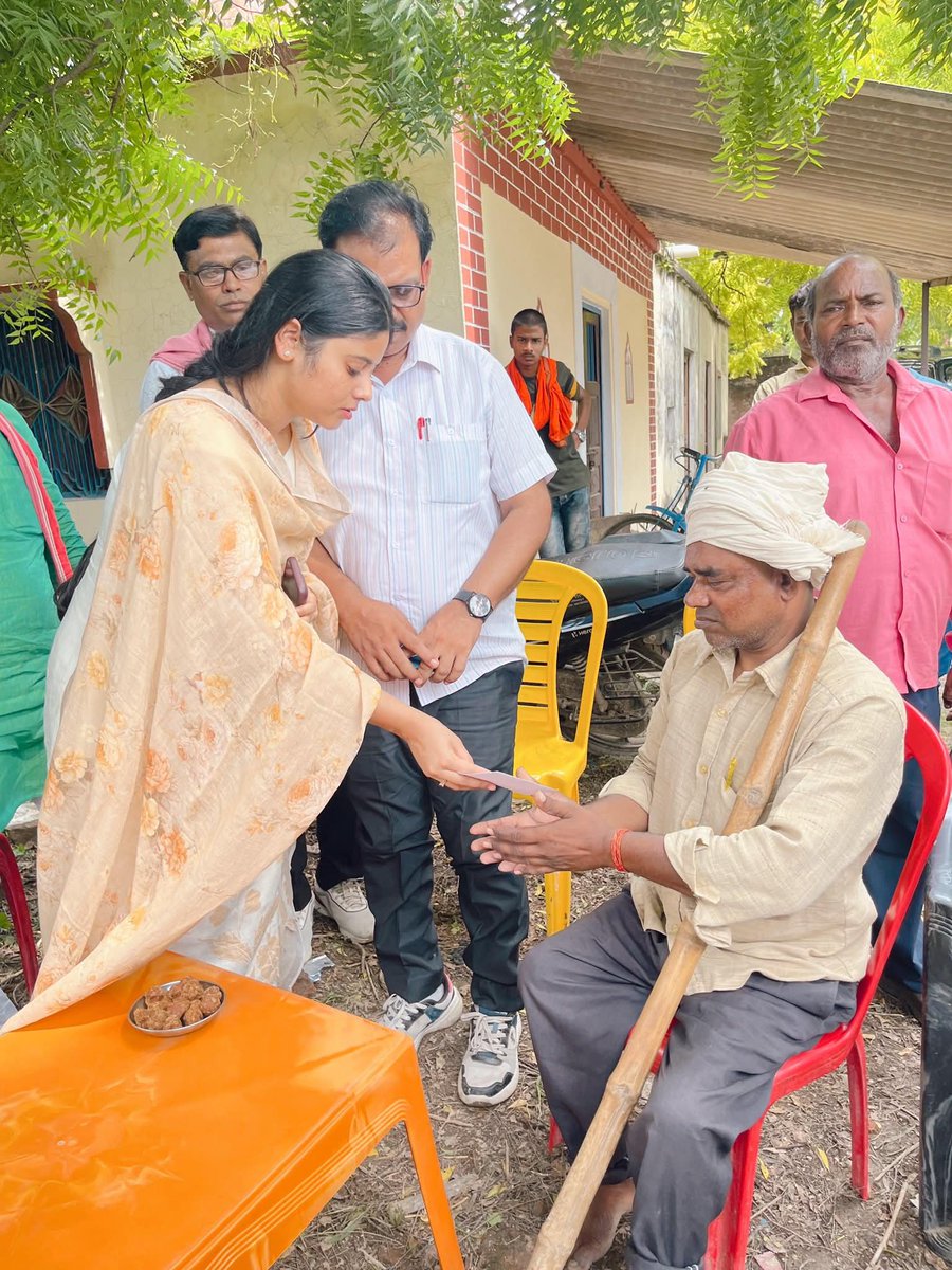 PriyaSarojMP's tweet image. कल मड़ियाहूं विधानसभा क्षेत्र के अंतर्गत बलभद्रपुर (चकमनी) गांव में विद्युत विभाग की लापरवाही के कारण एक दुखद हादसे में एक युवक की मृत्यु हो गई।
यह खबर मिलते ही मैं पीड़ित परिवार से मिलने उनके घर पहुंची और शोक संवेदना प्रकट की। इस दुखद घड़ी में परिवार को आर्थिक सहयोग प्रदान किया…