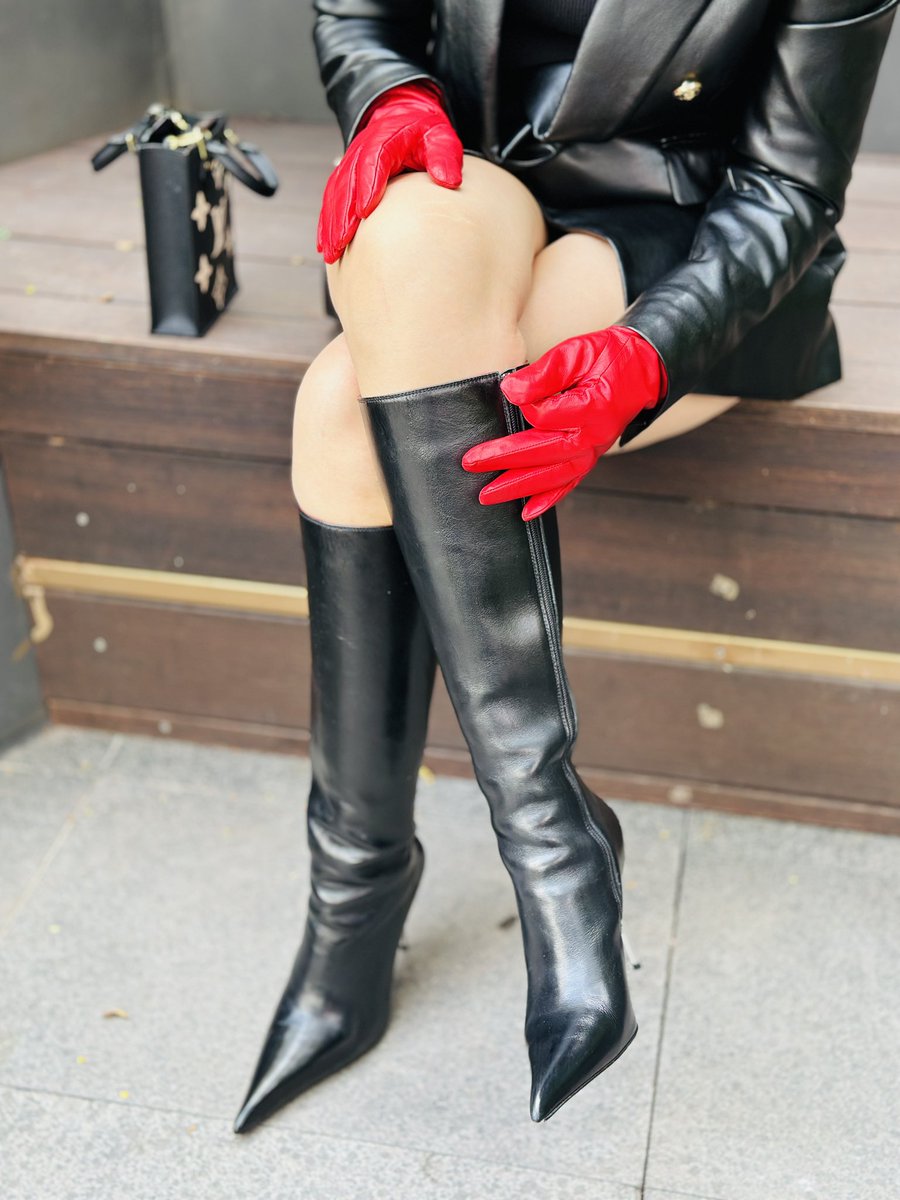 看什麼看，沒見過女王嗎？#leather #boots #gloves #fetish