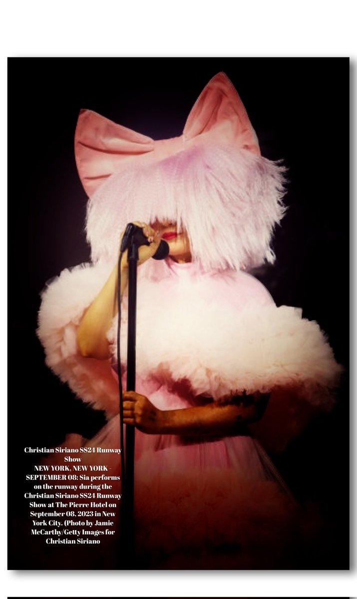 SiaUnchained's tweet image. She hides her face, but never her heart... Thank you Sia, for this tenderness in silence. 🎀✨