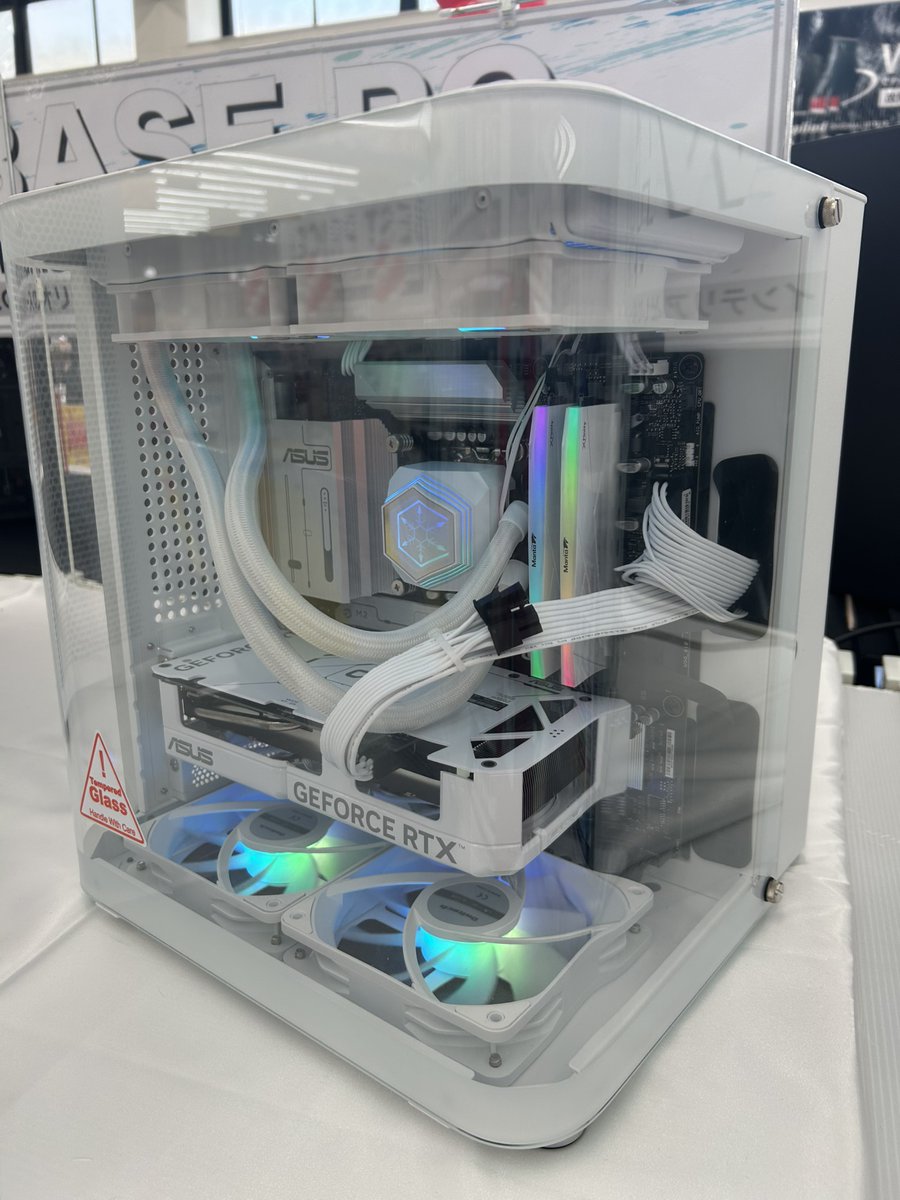 ap_hironishi's tweet image. 🌟自店オリジナルPC紹介🌟

Intel ultra5、RTX4060搭載の白で統一されたオリジナルPCが展示＆販売中！！
ケースがキューブ型でめずらしい形です😳

小さめのデスクトップPCをお探しの方、珍しいケースをお探しの方必見👀✨

＃RTX4060　＃白PC　#JONSBO
