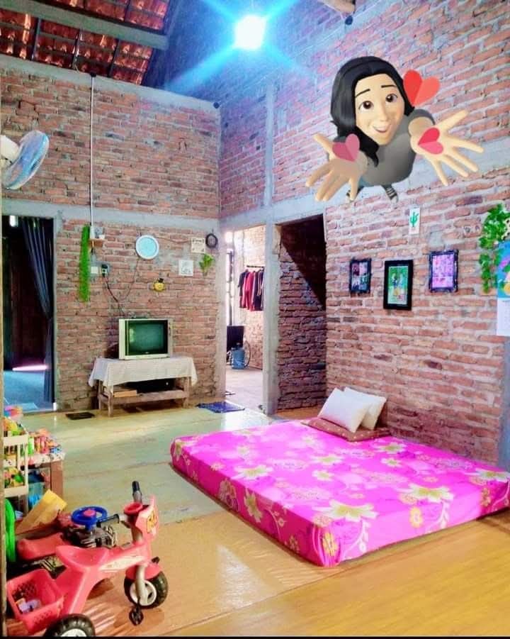 اسلام علیکم گڈ مارننگ ❤️
جنہوں نے گھر بسانا ہو وہ محلوں کی ڈیمانڈ نہیں کرتی گھر بن جائے تو پلستر کی ڈیمانڈ نہیں کرتی ہر حال میں گزارا کر لیتی ہیں 
بغیر پلستر کا گھر اور سلیقہ صفائی اور سیٹنگ چیک کریں