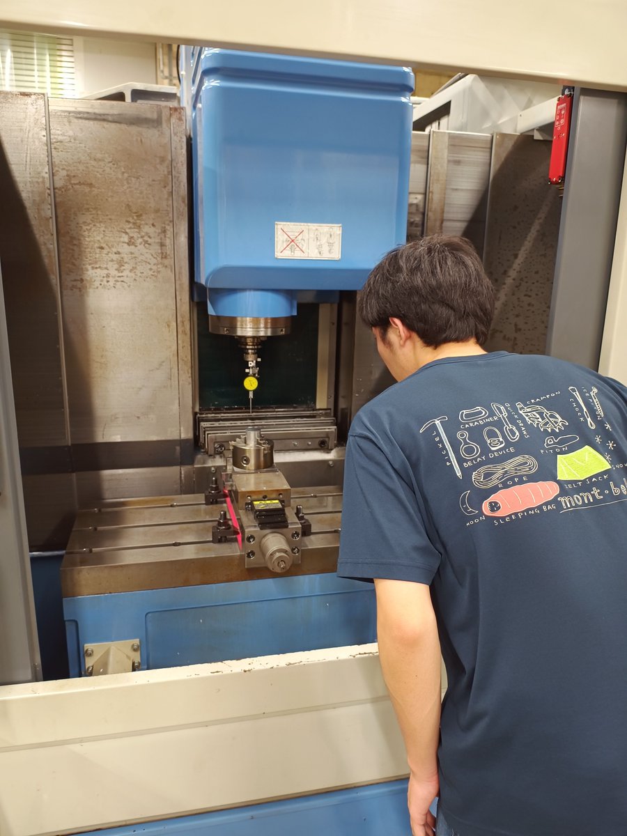 TandemRingMill's tweet photo. マシニングセンターで加工の段取りです。卒業研究で使う部品を加工するため、暑い中、集中して作業してます。 https://t.co/x0nsS9uP8N