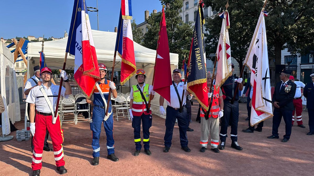 JeanLucBuccino's tweet image. Ce 14 juillet à Lyon, une première : les associations agréées de sécurité civile (AASC) du Rhône ont défilé aux côtés des forces armées, des pompiers et des forces de l’ordre.
Une reconnaissance forte pour l'engagement bénévole !
#14juillet #SécuritéCivile