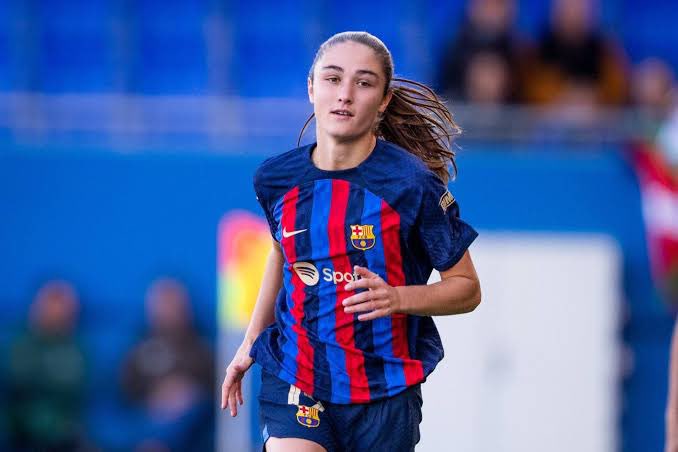 ¿Bruna es una bomba? 
Me parece es un 💎 lo que trae el América.

En 2021 se rompió el cruzado y le ‘costó’ regresar al equipo culé.1016 min y 5 goles en 2024…de ahí se va al Brighton a buscar más oportunidad. Ya fue seleccionada 🇪🇸

En España la denominan “La Zurda de seda” 🔥