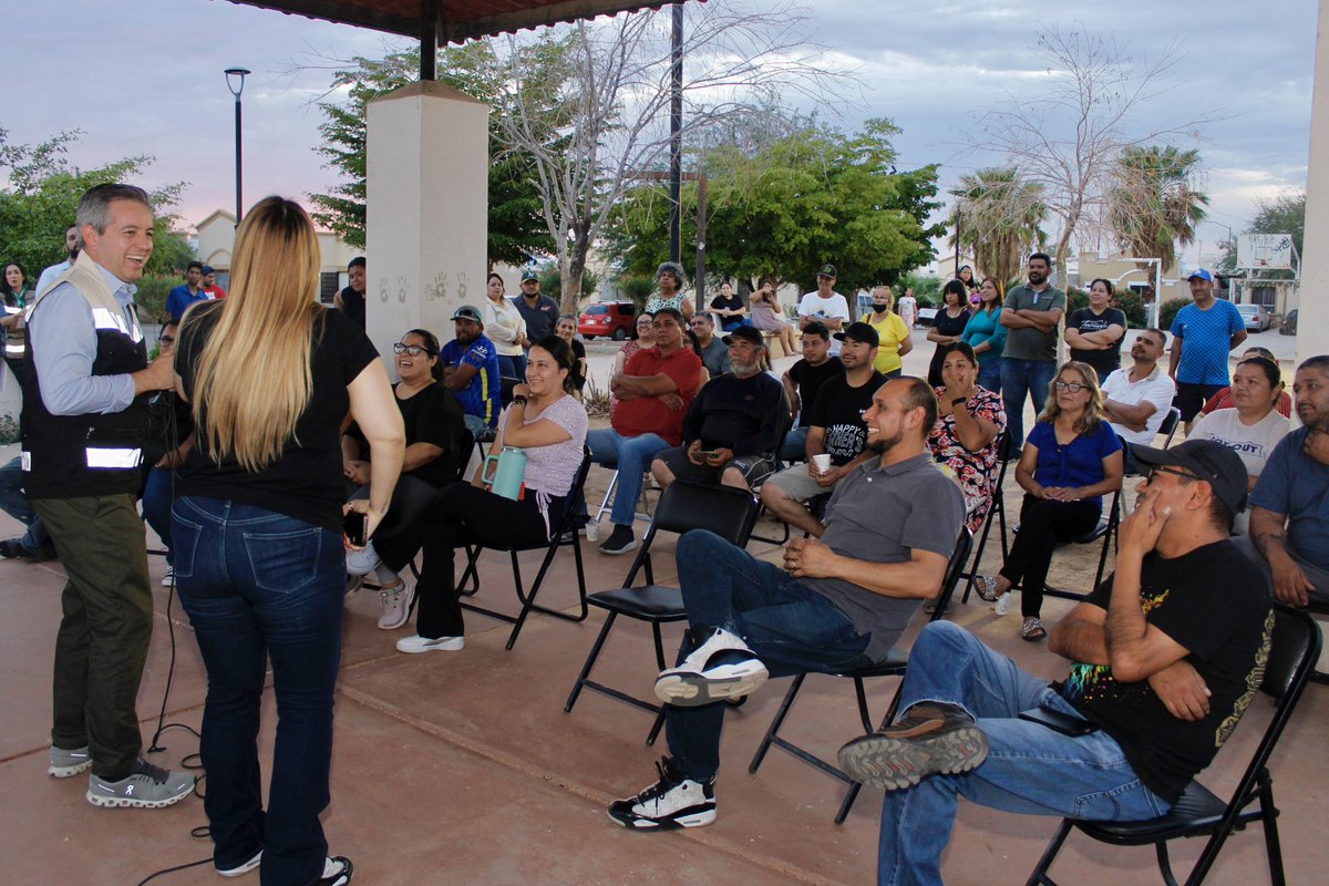 DelValleColosio's tweet photo. ☕  Vean nada más, con quienes me eché un cafecito platicador, con vecinas y vecinos de la colonia Puerta del Rey, en #Hermosillo, con quienes conversamos sobre la comunidad y sus necesidades y cómo podemos trabajar juntas y juntos.

Quedamos en regresar y hacer equipo para rescatar sus espacios públicos. Así se vive la #transformación: con cercanía, compromiso y siempre de la mano de la gente. 🤝🏼
#VamosADarle✌️